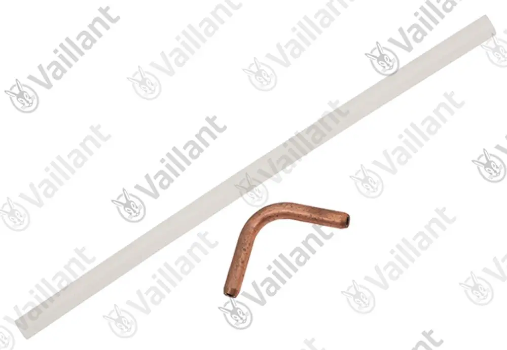 Vaillant Schlauch, ein gerader transparenter Schlauch und ein gebogener Kupferverbinder, auf weißem Hintergrund.